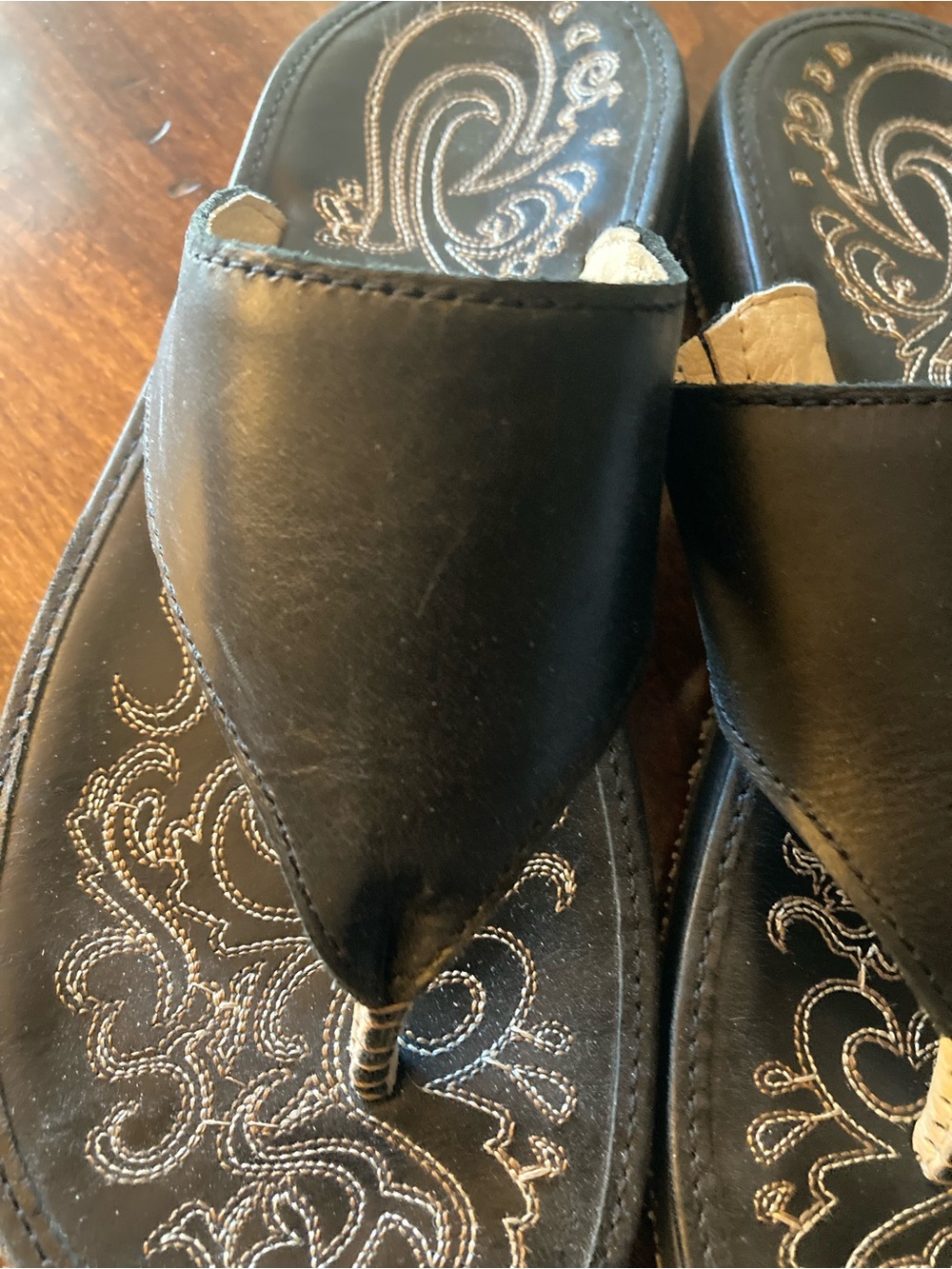 OluKai Black Leather Embroidered Toe-Post Sandals Size 6 - Picture 7 of 12